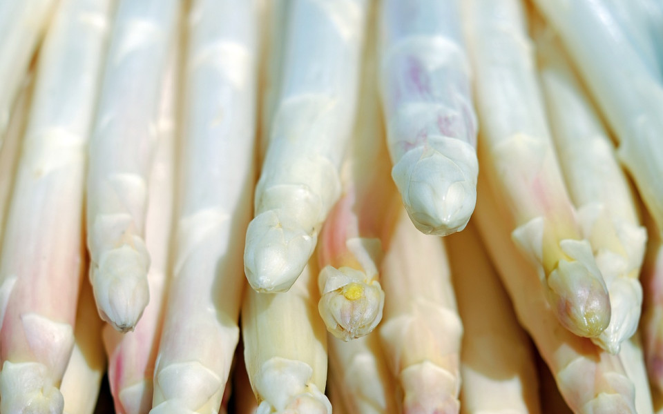 A pile of spears of white asparagus.