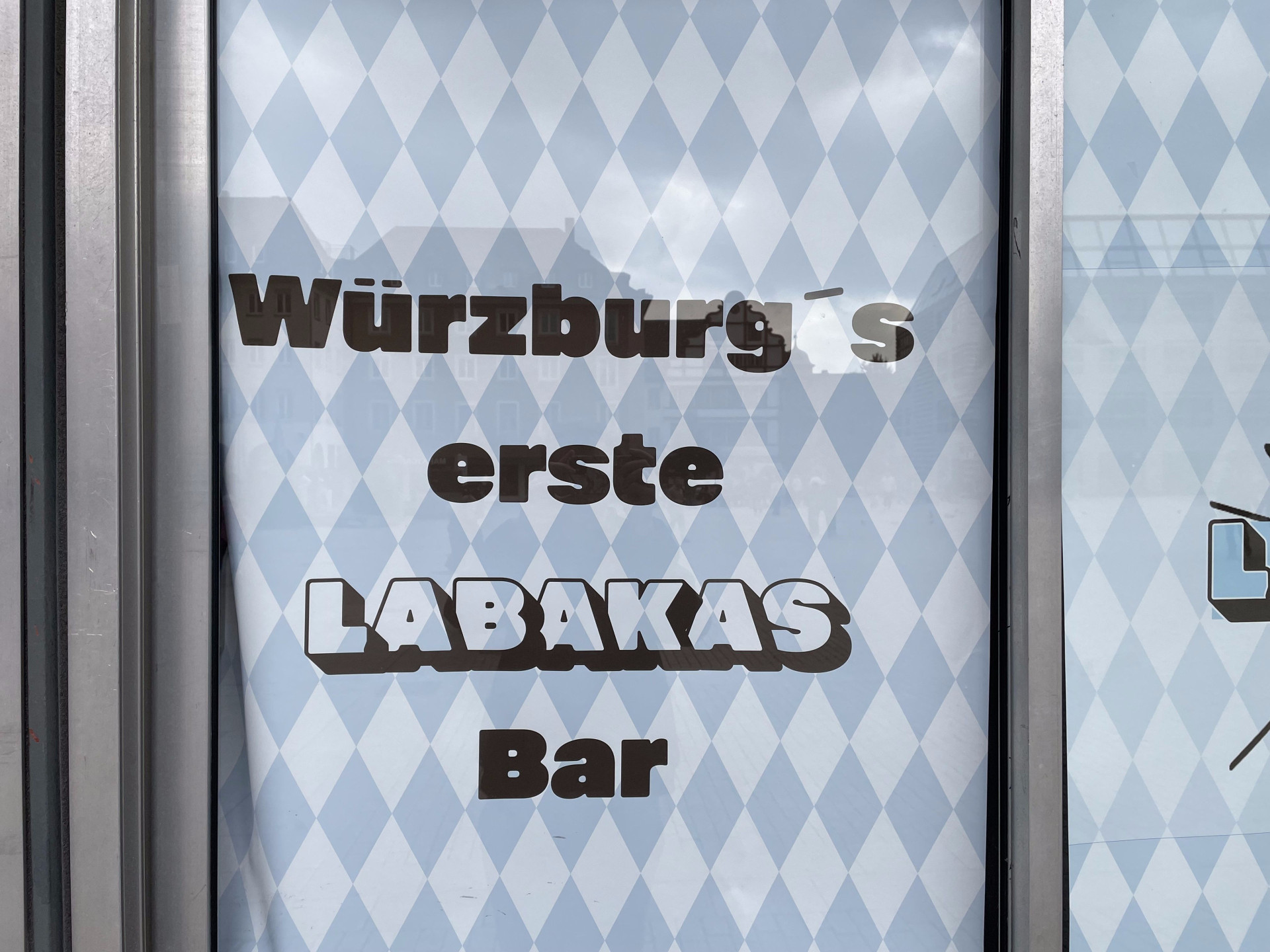 A window with text that reads Würzburg's erste Labakas Bar