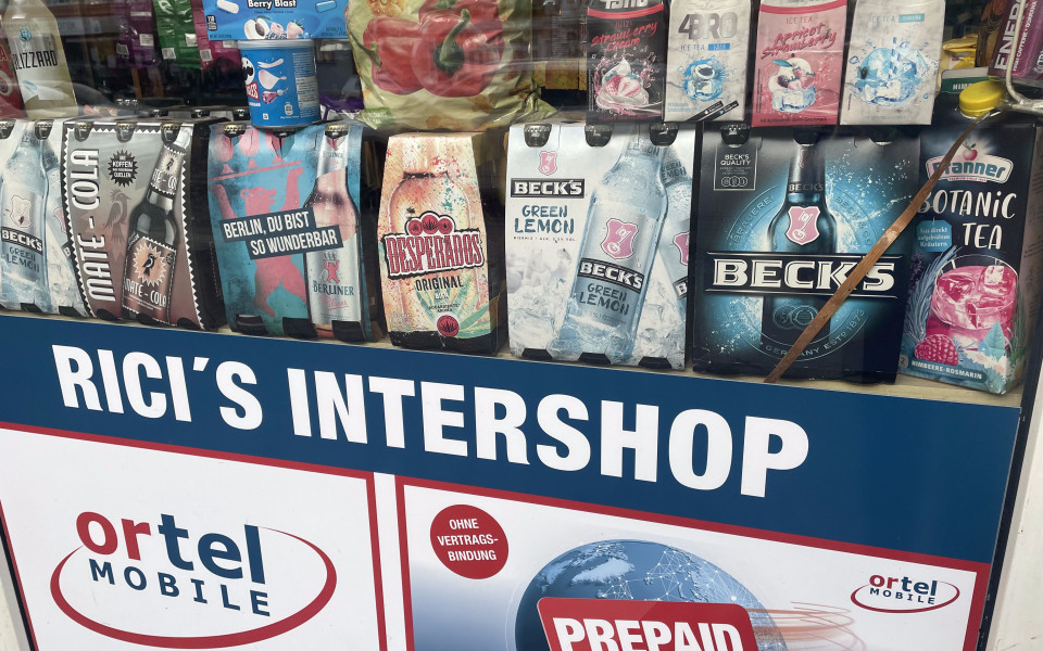 A shop sign for Rici's Intershop.